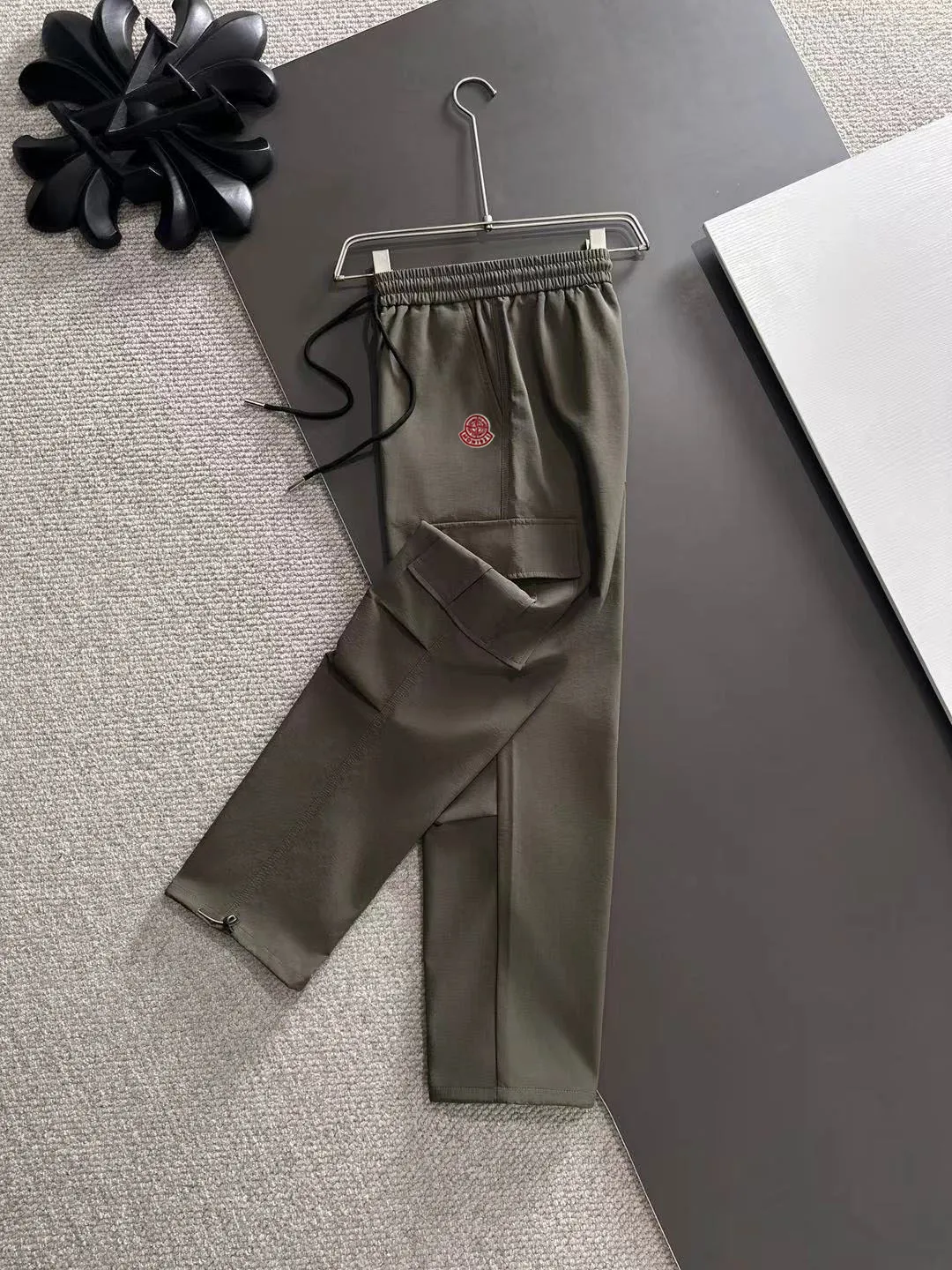2-3 days to ship P360 Stone lsland/Stone Island Mouth Co-branded Exclusive launch of 25ss autumn and winter new high-quality trousers Compare real-life details at will The craftsmanship that ordinary small workshops cannot copy Top-level ZP development Unique imported fabric feel Purely imported German machine production Precision operation Ten thousand needle density A pair of trousers with rich details You can see the development strength A full set of new accessories can be customized simultaneously Simple yet elegant Soft, delicate and comfortable The upper body is versatile and fashionable A perfect choice for autumn and winter, a must-have item. Sizes: M to 3XL (please state your height and weight when placing an order)